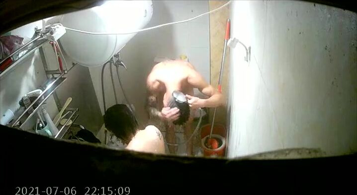 【稀缺摄像头】邪恶的房东暗藏摄像头 专门偷窥几个大奶子女租客洗澡1 (5)